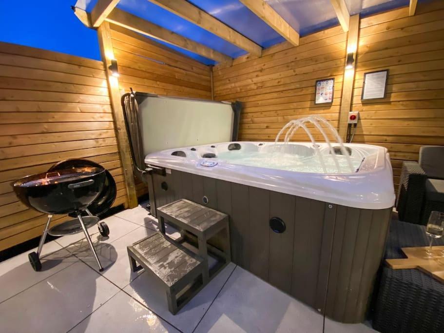 Beautifully Presented 5 Bedroom House With Hot Tub Pwllheli Exteriér fotografie